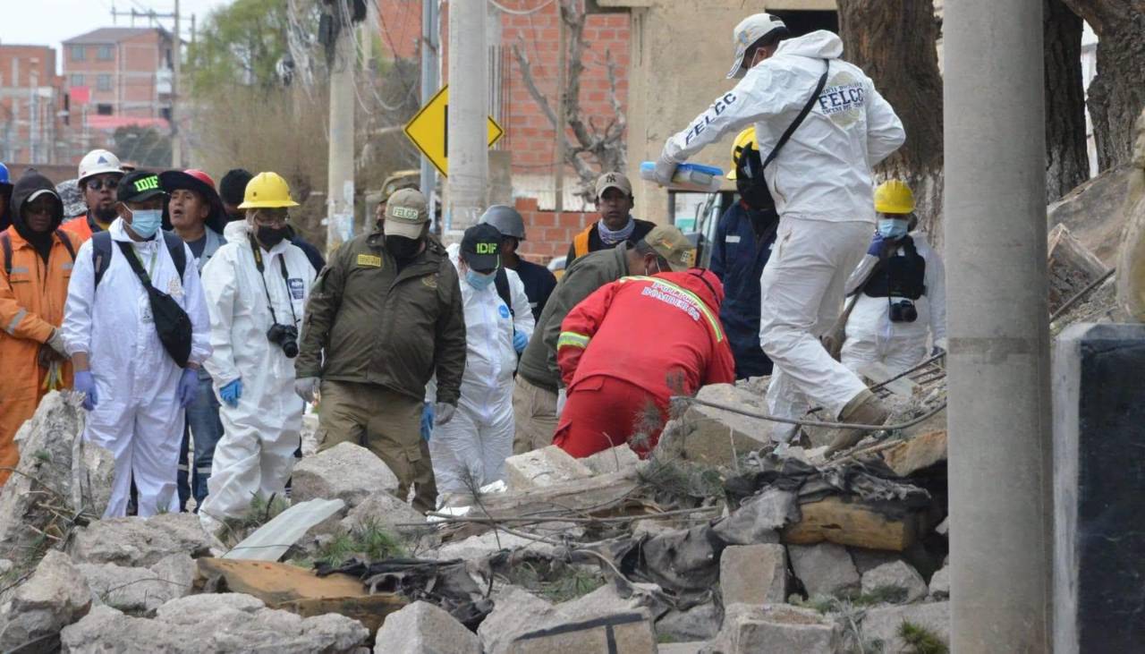 Viacha: Rescatan el cuerpo de un sargento entre los escombros y suben a siete los fallecidos