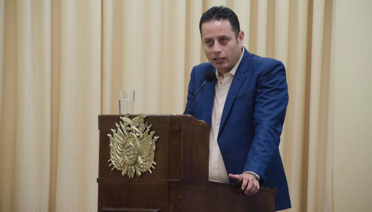 “No me van a callar”: Lara se estrella contra Saucedo tras fallo que le ordena borrar videos sobre el ministro Justiniano