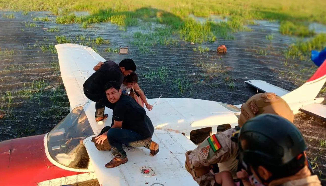 Rescatados con vida: “Caímos al agua para sobrevivir”, señala piloto que aterrizó de emergencia en Beni