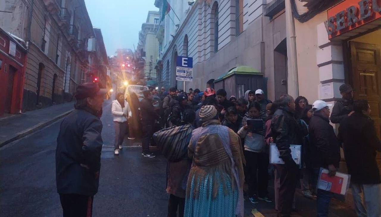 Largas filas y reclamos persisten en el Sereci de La Paz este miércoles, en medio de las inscripciones escolares