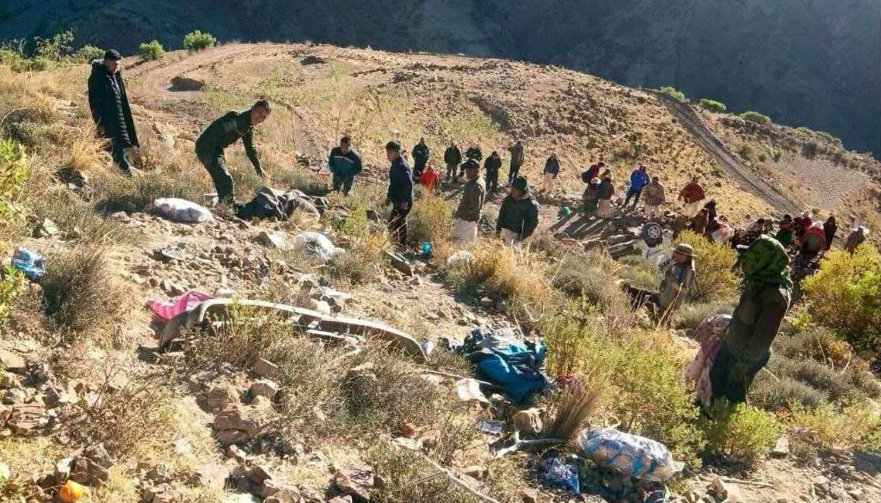 Luto en el magisterio potosino: Cinco maestros fallecen cuando el minibús en el que viajaban cayó en un precipicio 