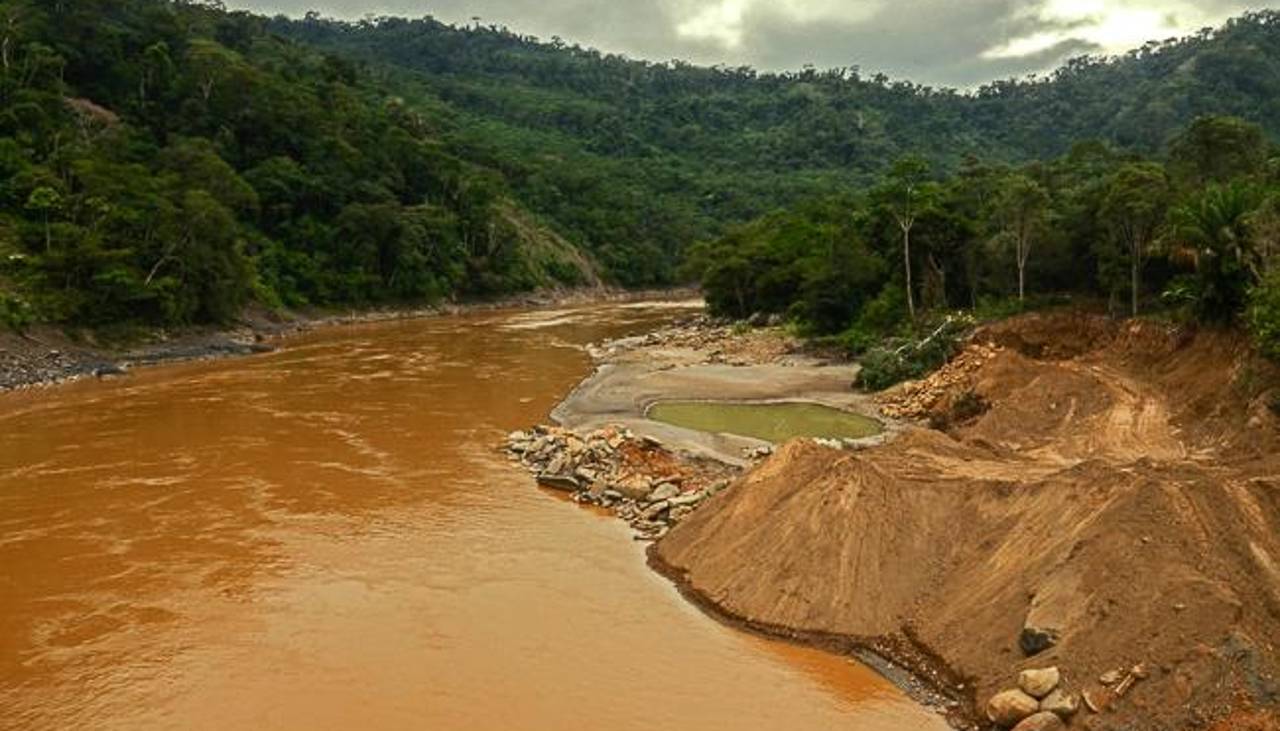 Mueren dos extranjeros mineros que estaban en un contenedor arrastrado por una riada en La Paz 
