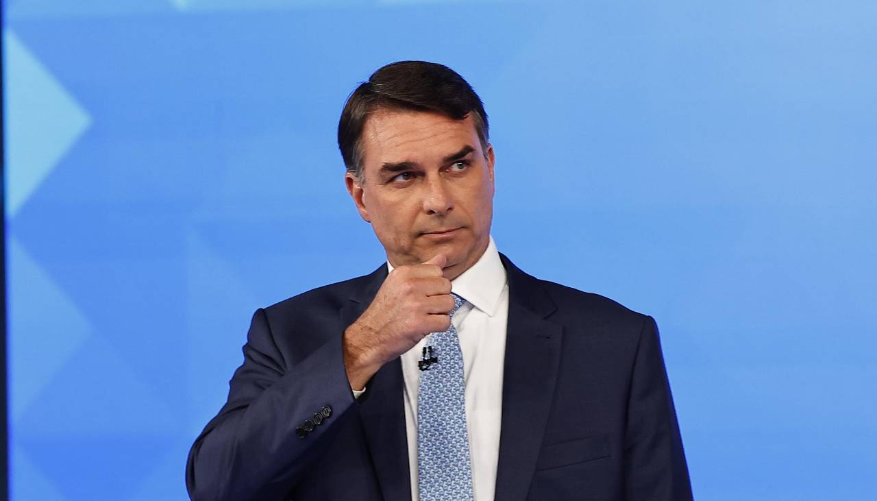 Investigan la campaña de Flávio Bolsonaro por financiación irregular e injerencia externa