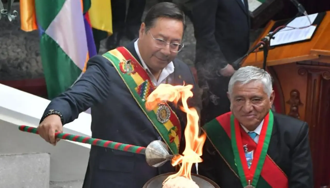El encendido de la Tea de la Libertad y la lectura de la Proclama de la Junta Tuitiva marcan el inicio al desfile por La Paz