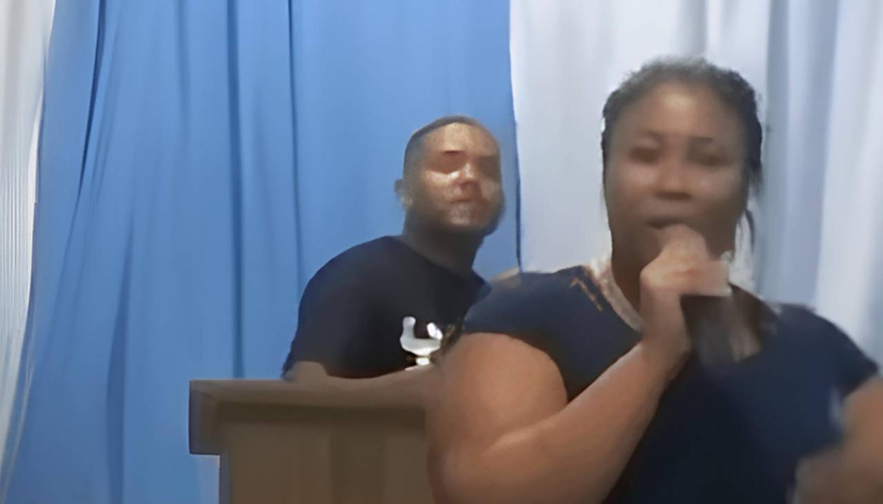 Video: En pleno culto y con las conversaciones impresas, la esposa de un pastor expuso infidelidad de su pareja