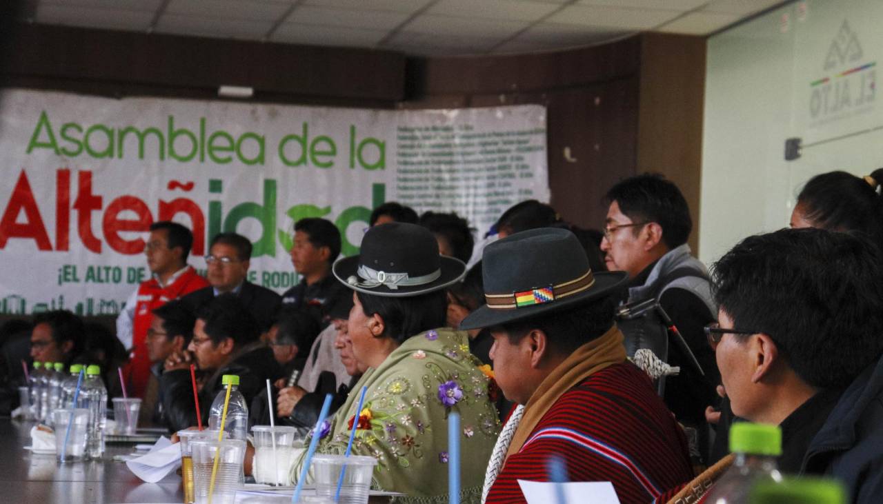 Arce asistió a la Asamblea de la Alteñidad; organizaciones decidieron instalar una vigilia para evitar ingreso de la marcha evista, según dirigentes