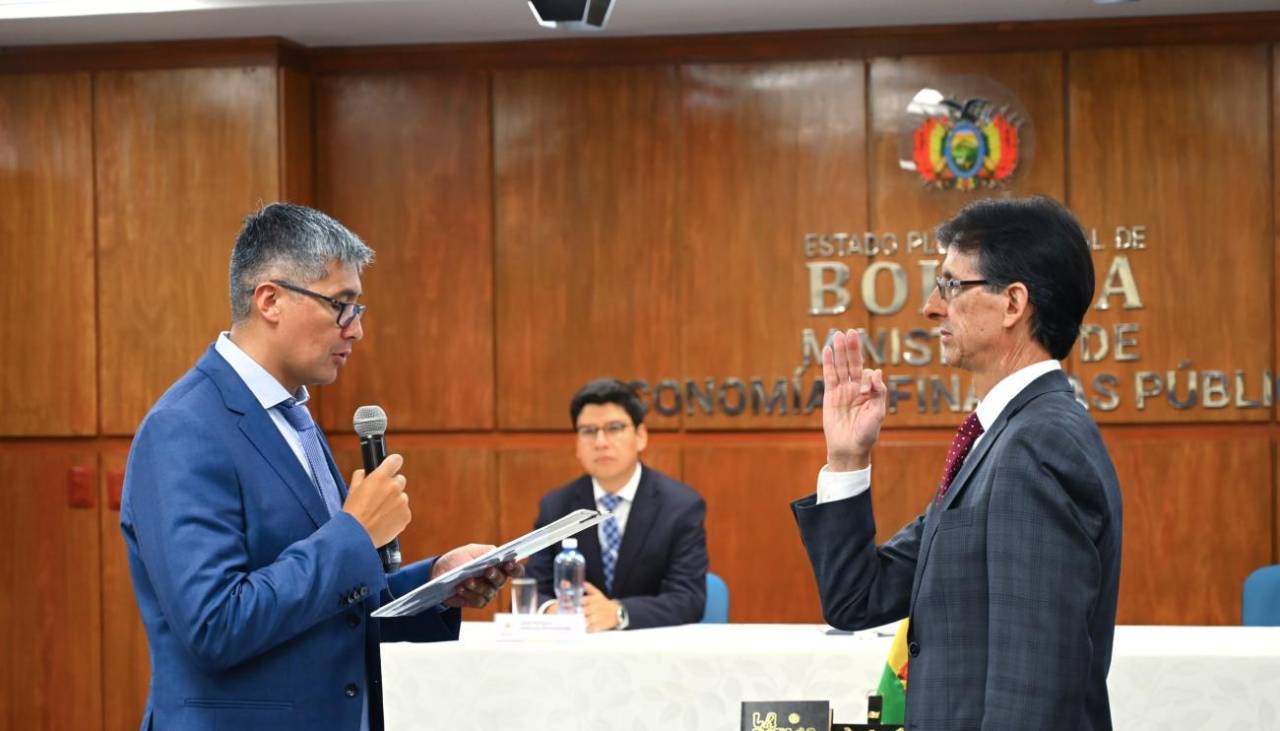 Ministro de Economía posesiona a Jorge Velasco como presidente del Directorio del Banco de Desarrollo Productivo