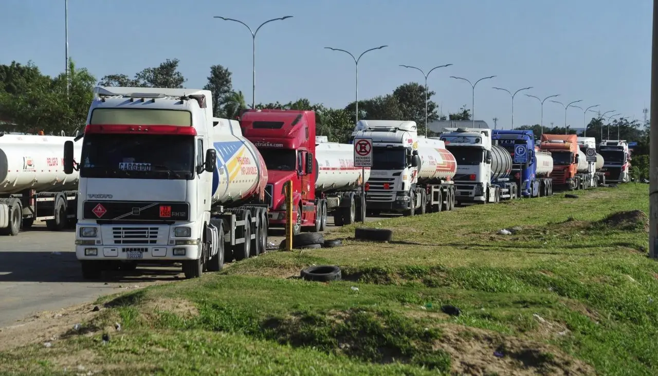 Economista: Subvención de combustibles no es sostenible porque implica desabastecimiento y déficit fiscal