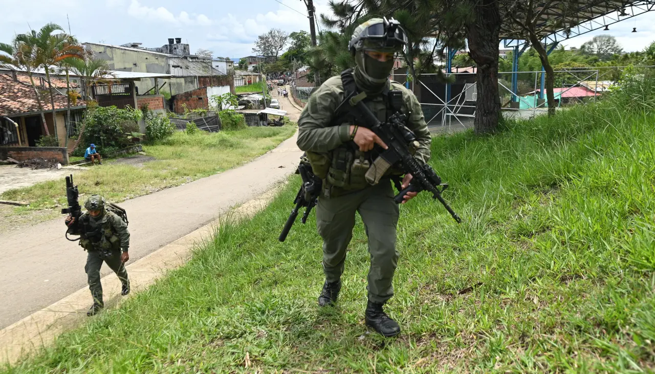 Siete menores de edad mueren en un bombardeo del Ejército contra la guerrilla en Colombia