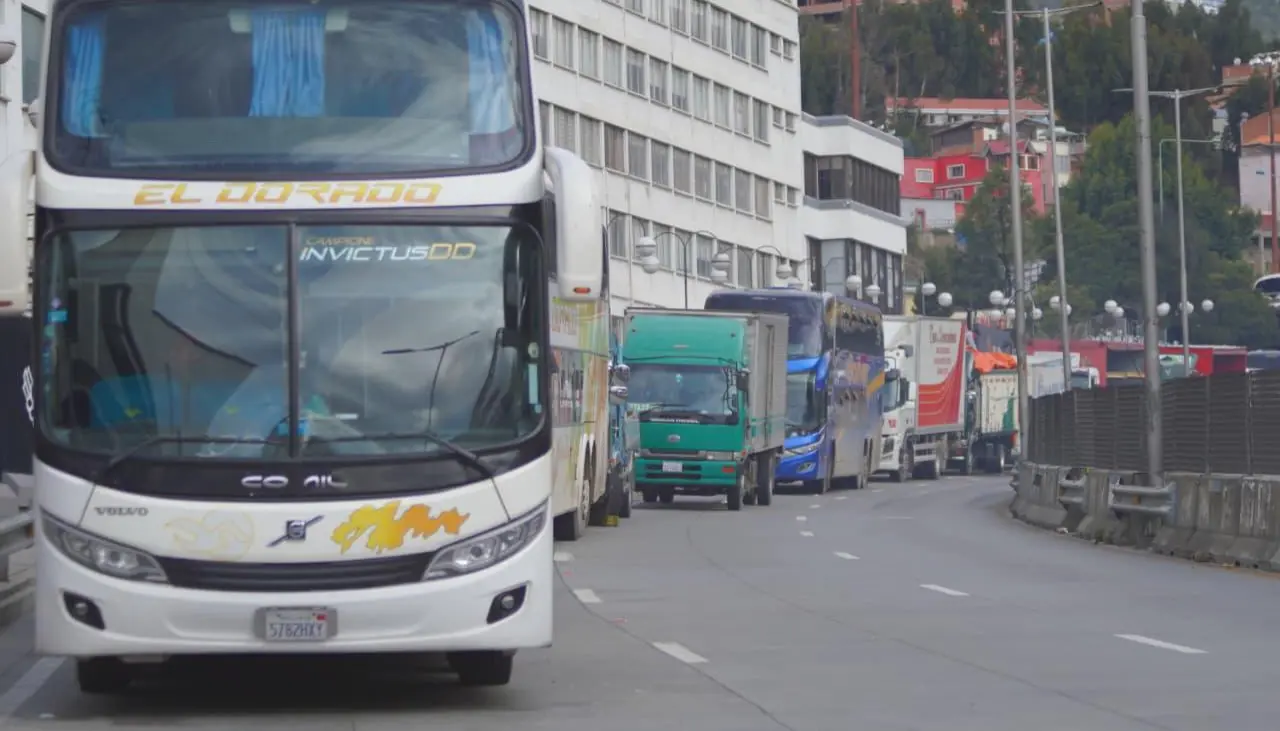 Buscan diésel: Las filas de vehículos se incrementan en surtidores del eje central del país