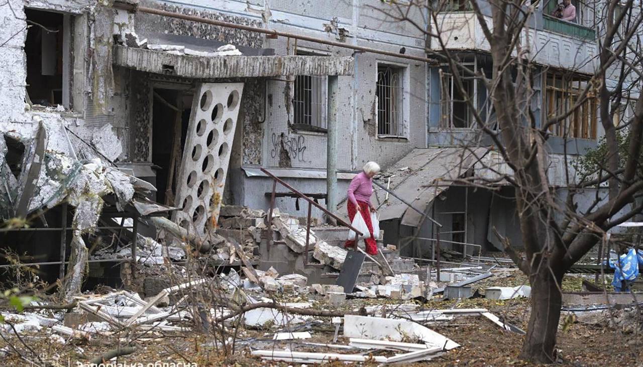 Masivo ataque de Rusia a Ucrania causa 5 muertos y golpea con dureza Zaporiyia y Leópolis