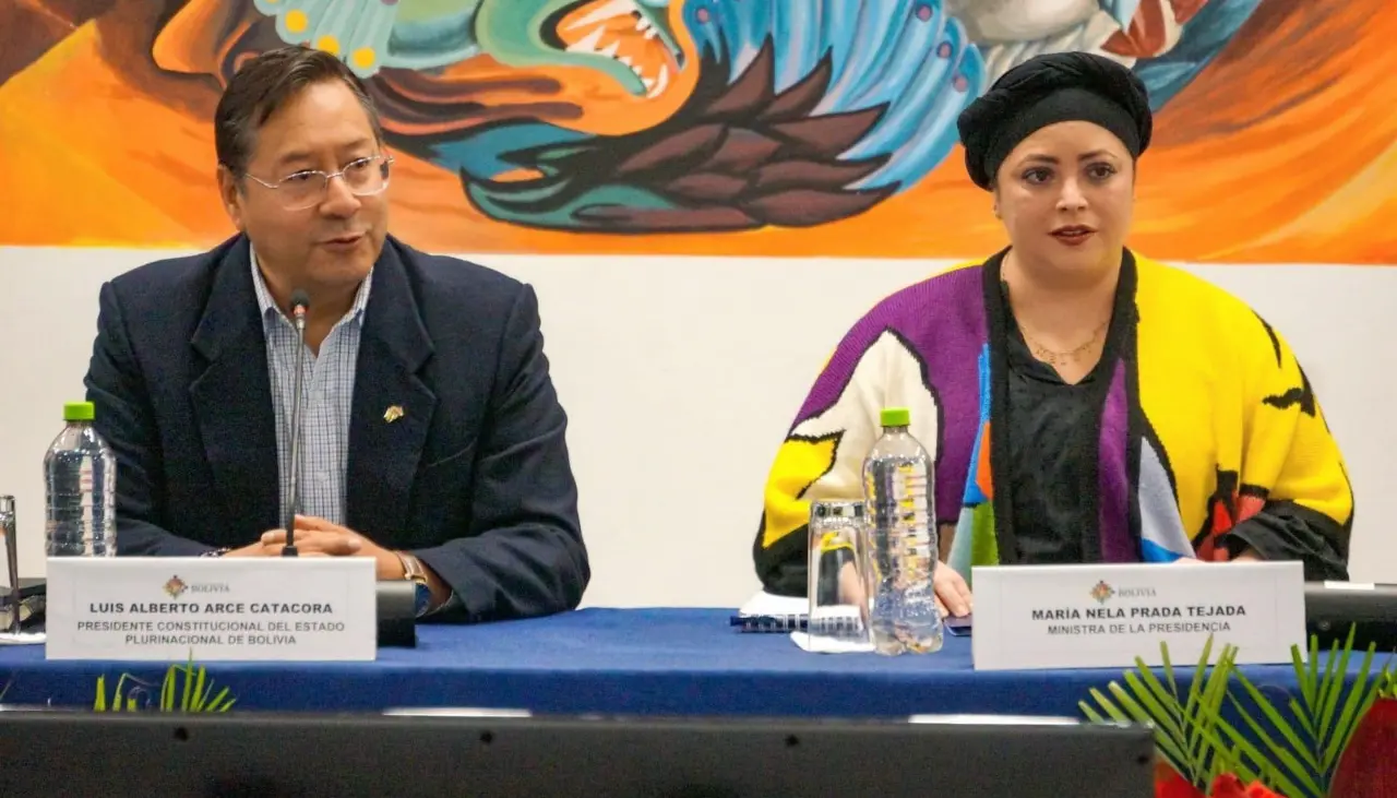 Exministra Prada denuncia “secuestro” del expresidente Luis Arce