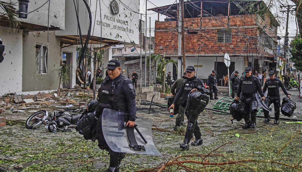 Coche bomba contra estación de policía de Colombia deja un muerto y 11 heridos