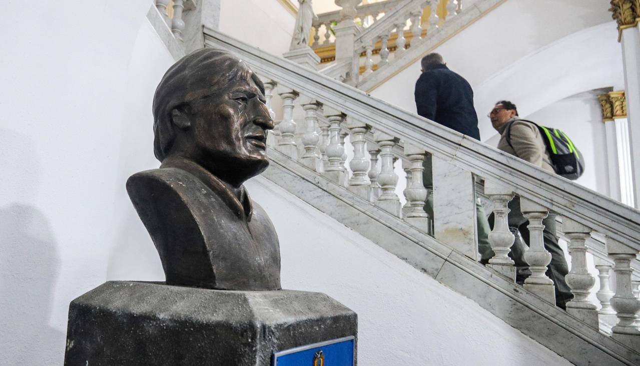 Morales dice que retiro de su busto del Legislativo es una “reverencia” al rey de España