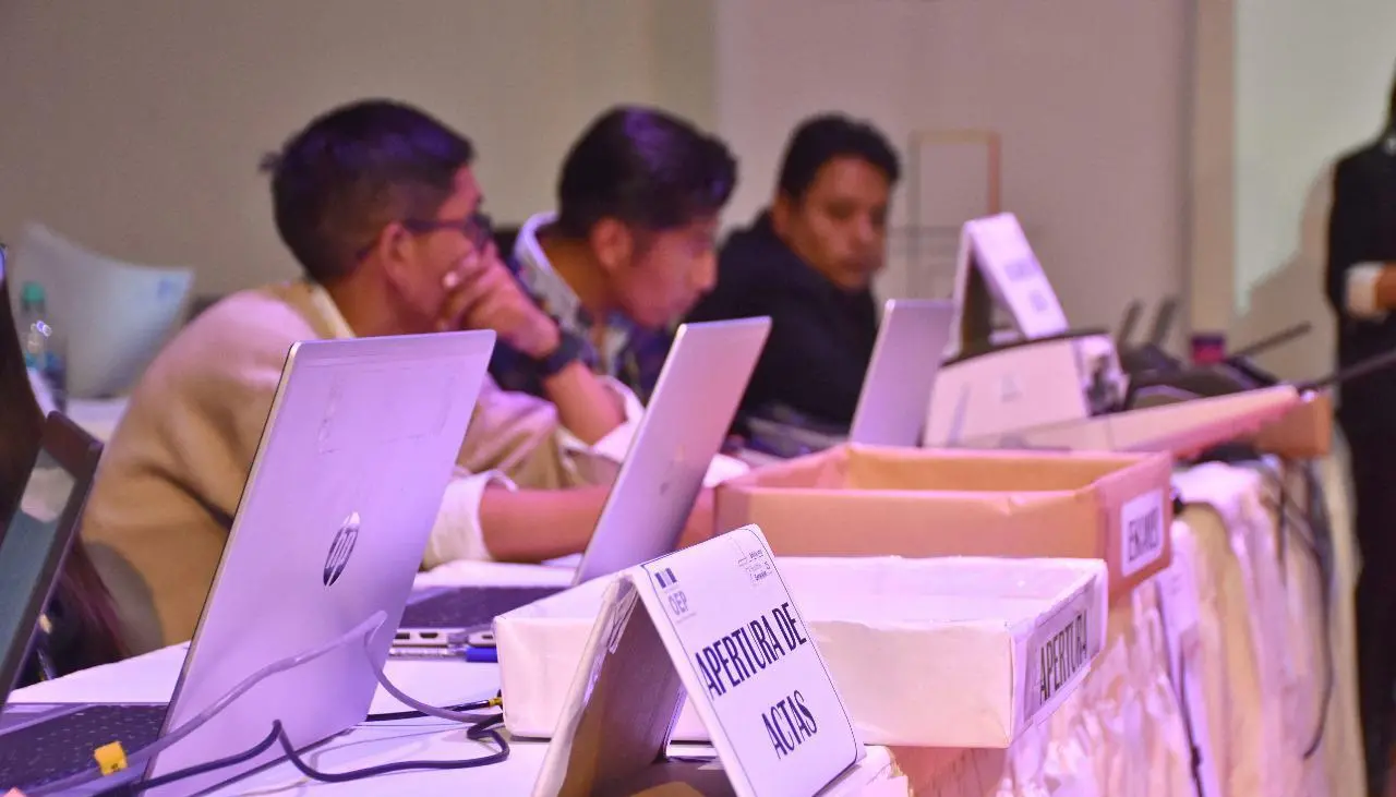 Elecciones: La Paz aguarda actas del norte y Cochabamba ya recibió todas las maletas electorales 