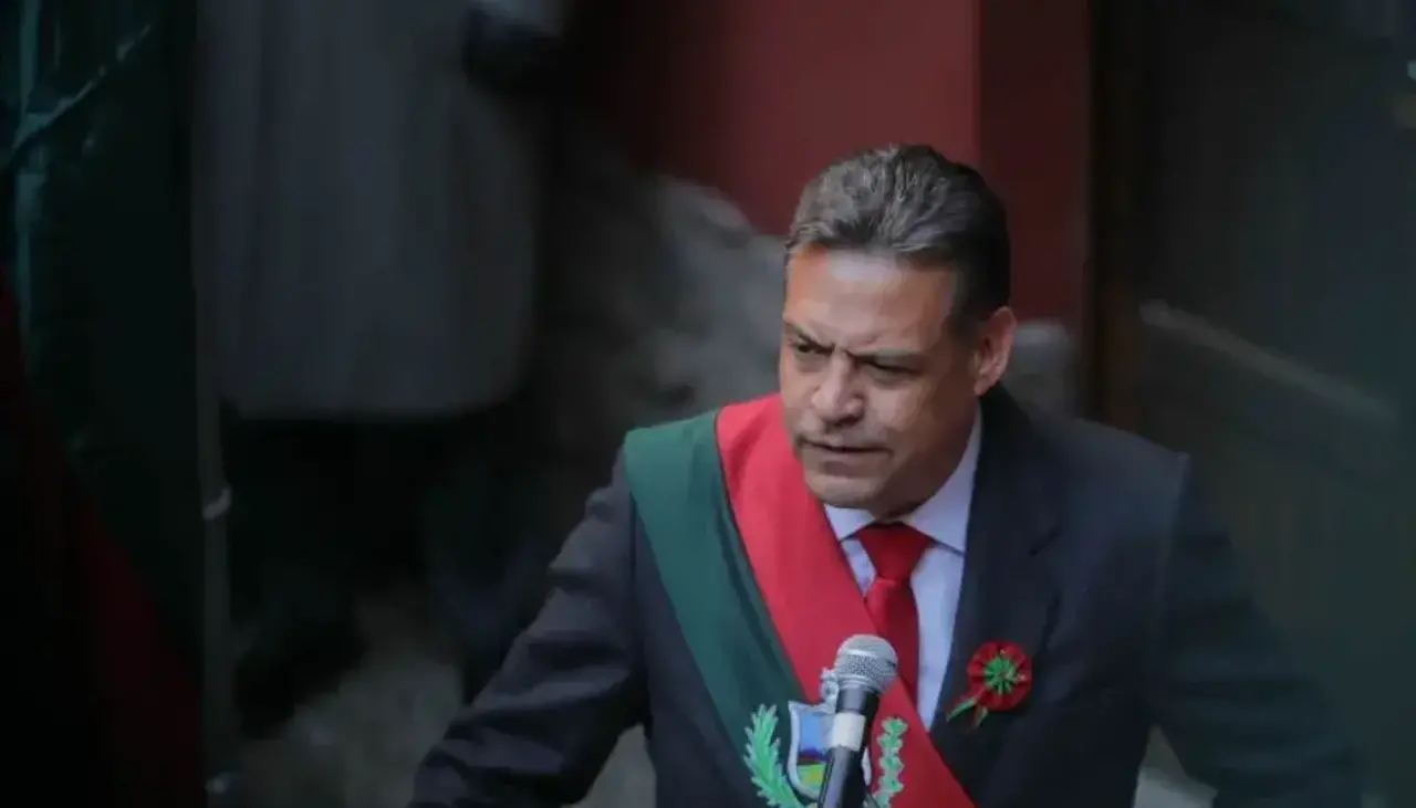 Gobernador de La Paz dice que es necesario levantar la subvención ante filas por diésel