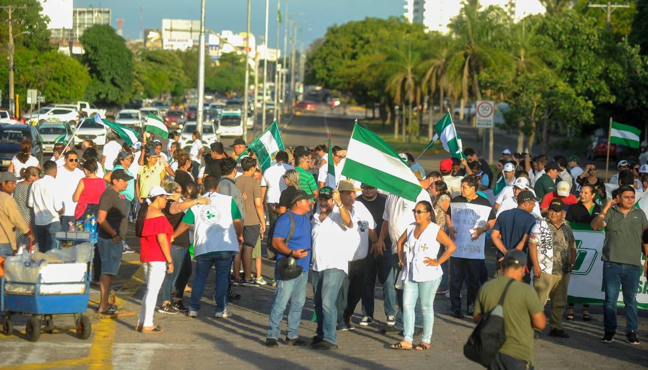 “Falta combustible, alimentos y dólares”: los gritos que se escucharon en el ‘anillazo’ cruceño 