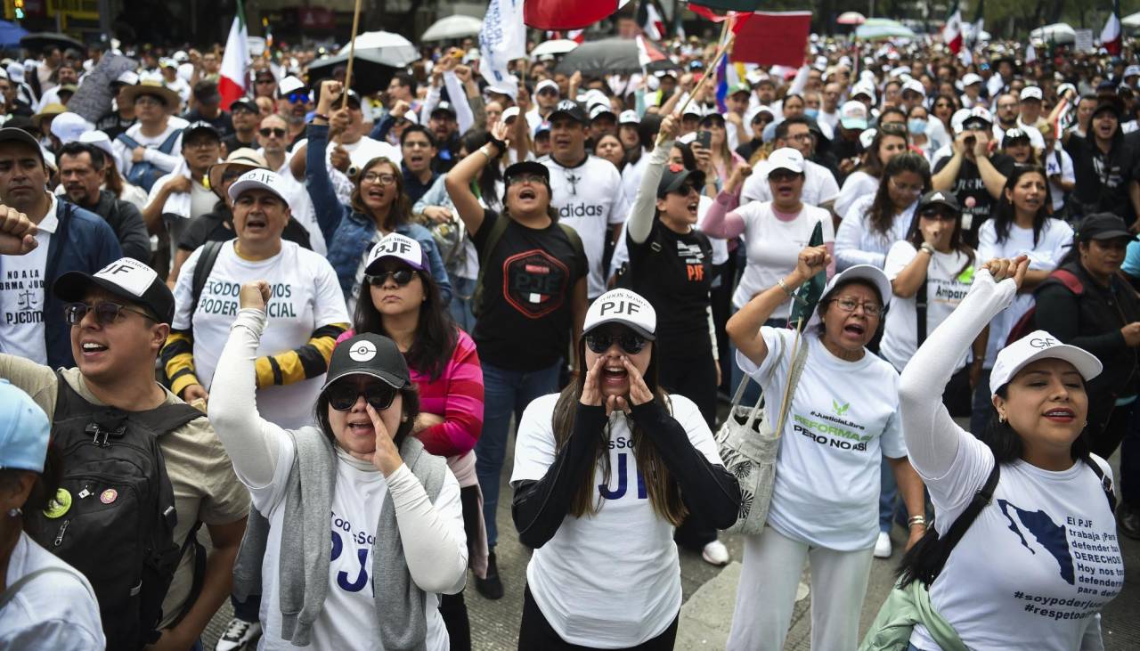 Manifestantes irrumpen en Senado de México y frenan debate de reforma judicial