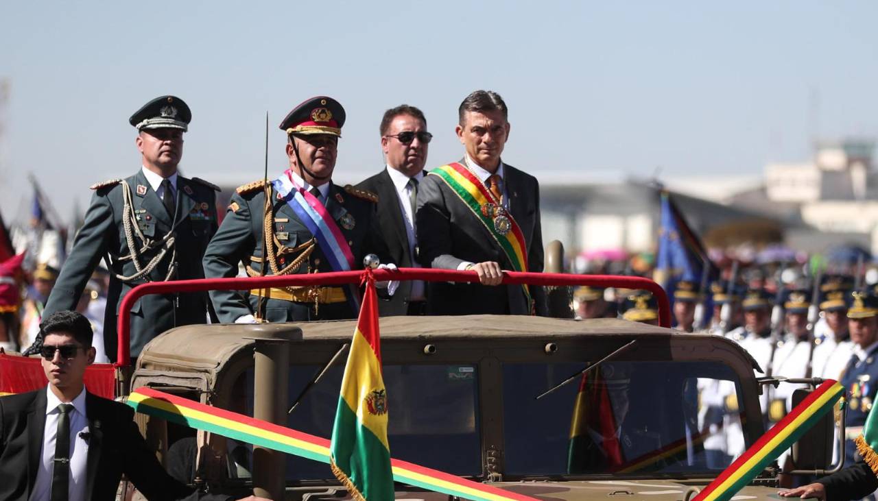 Presidente Paz es abucheado y silbado al ingresar a la Parada Militar