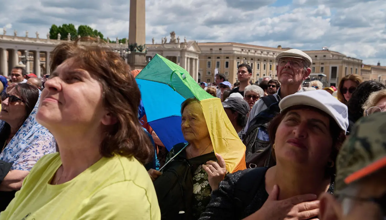 Una multitud emocionada da la bienvenida al nuevo pontificado de León XIV
