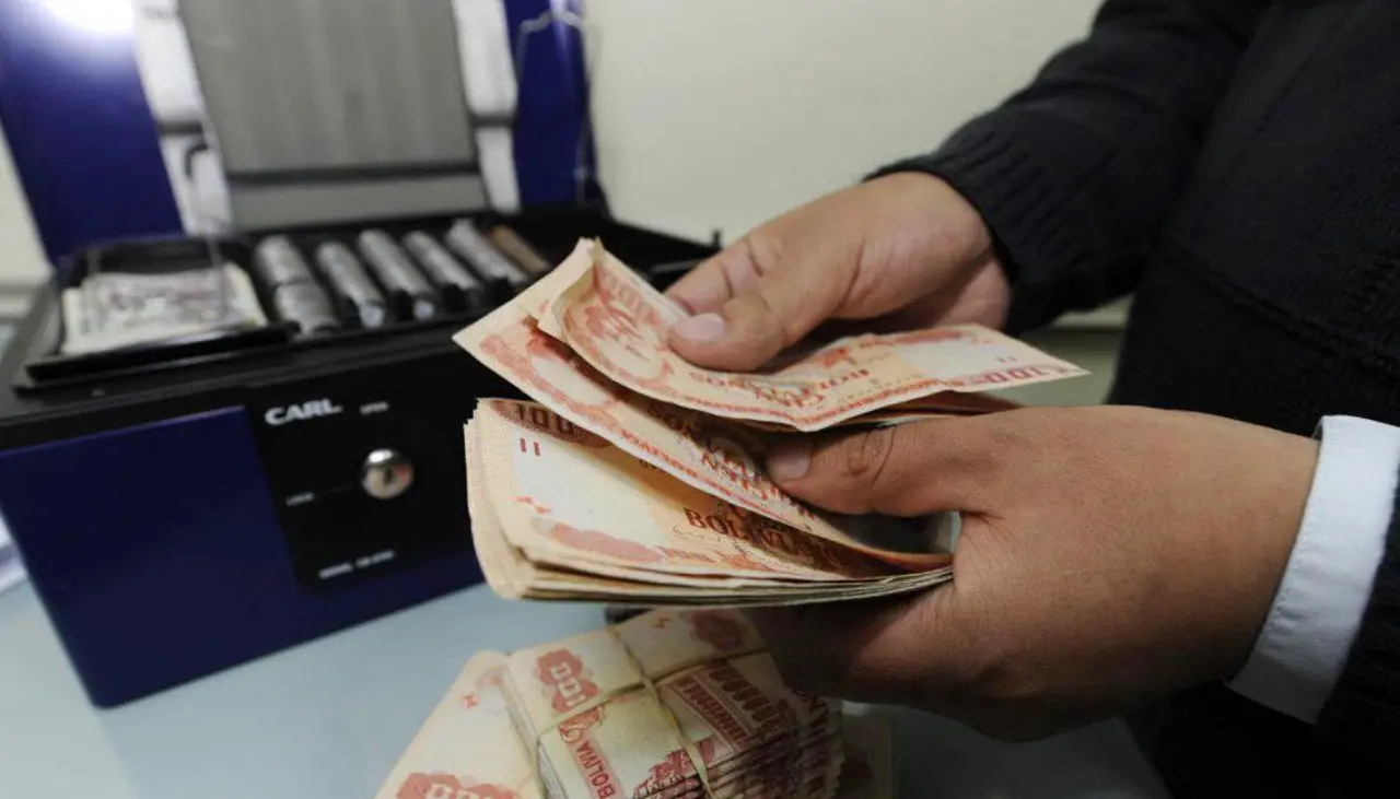 Cancillería dispone pago de salarios en bolivianos al servicio exterior “ante la ausencia de dólares en el país” 