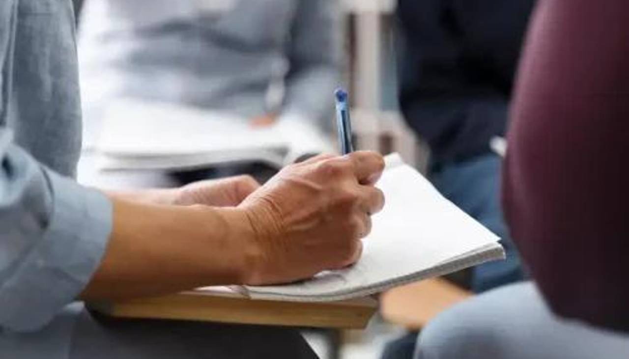 “Es mi mamá”: Mujer de 62 años vuelve a estudiar y su hijo es su profesor 