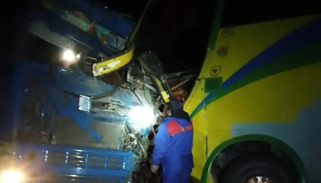 Choque en la carretera Potosí–Oruro deja al conductor de un bus y su ayudante atrapados en la cabina