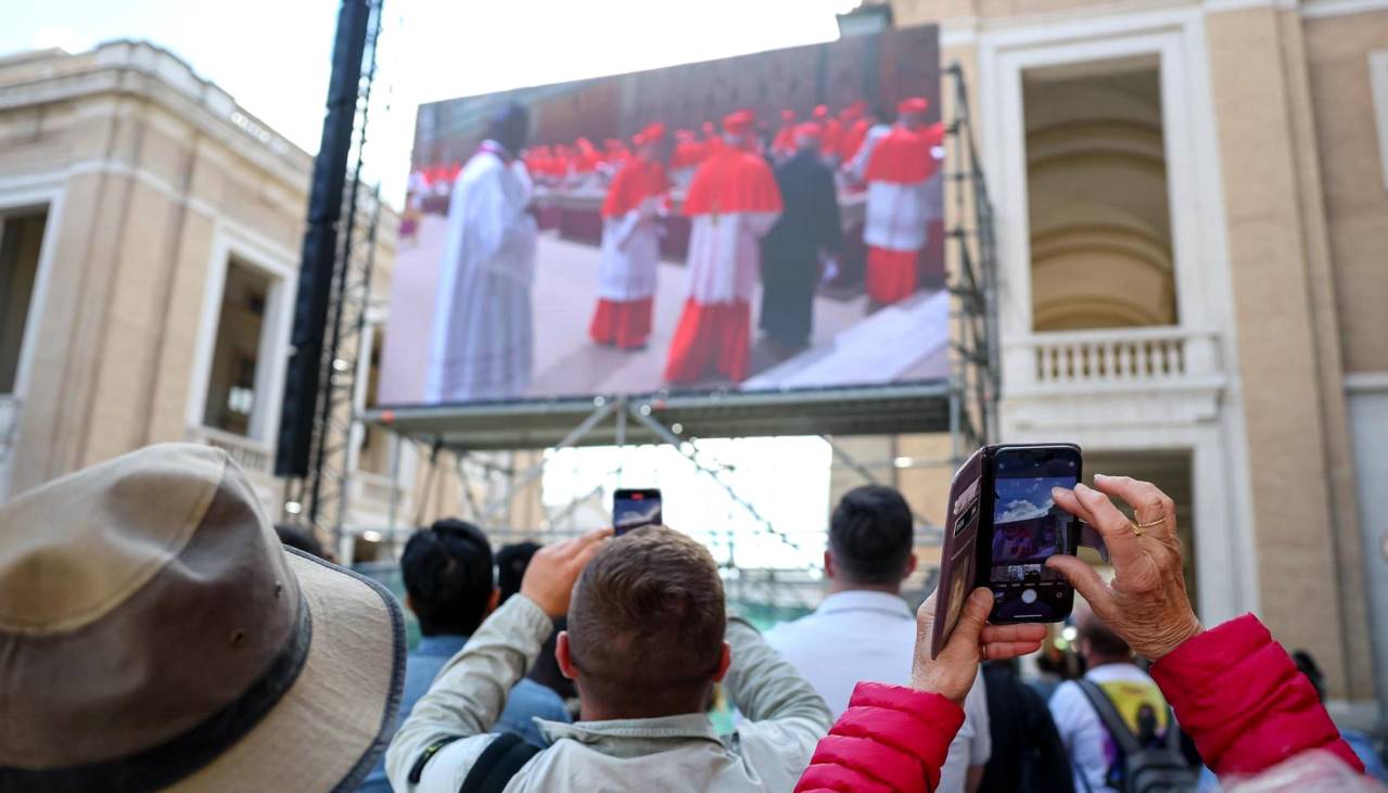 Elección del papa: Segunda fumata negra, resignación y disposición a volver a la Plaza San Pedro para la nueva votación