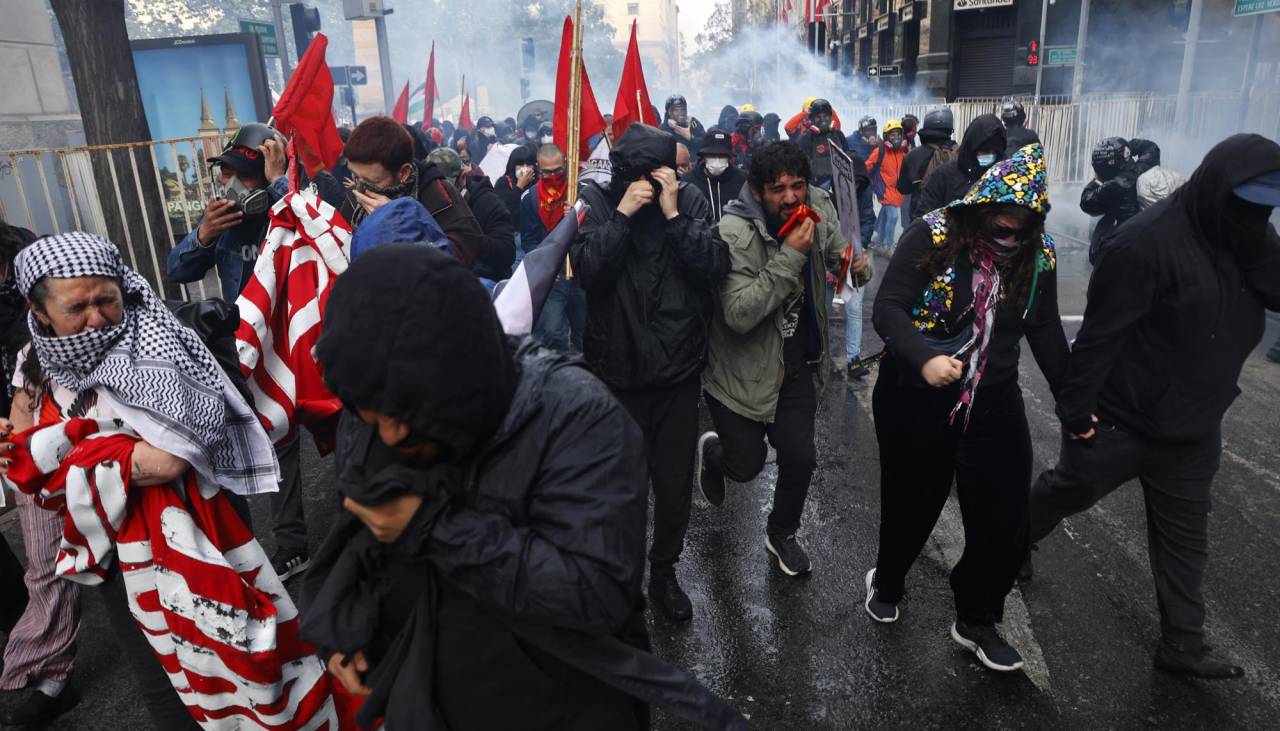 Enfrentamientos y 23 detenidos en marcha en recuerdo de víctimas de dictadura de Pinochet en Chile