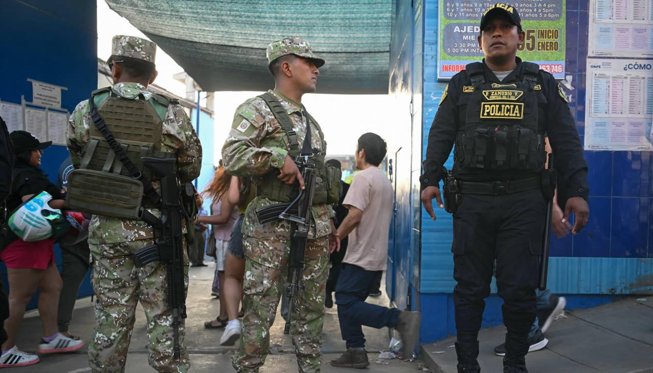 Agentes y fiscales ingresan al ente electoral de Perú por incidentes que dejaron sin votar a 63.000 personas