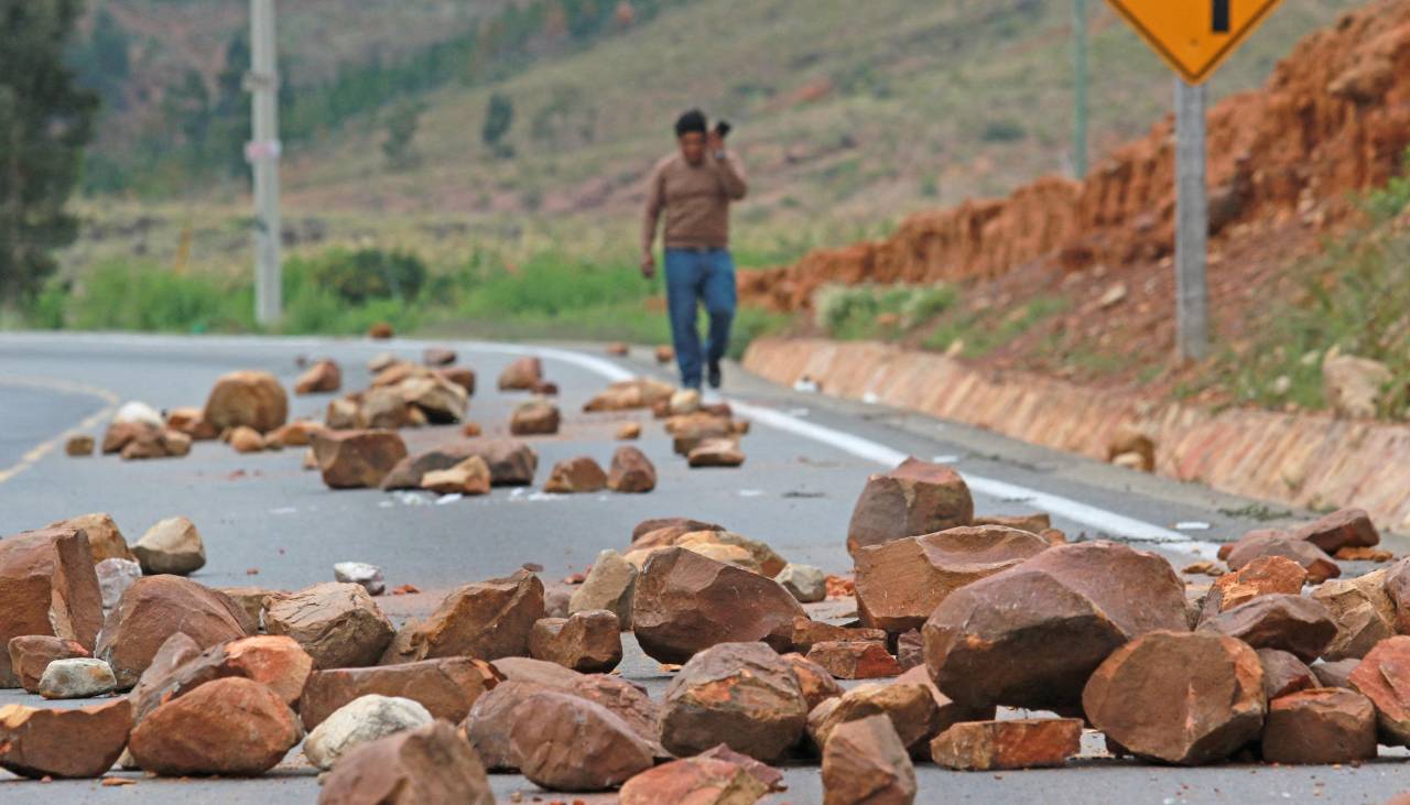 Policía: puntos de bloqueo en Cochabamba muestran enormes rocas y troncos, pero “escasa presencia de personas”