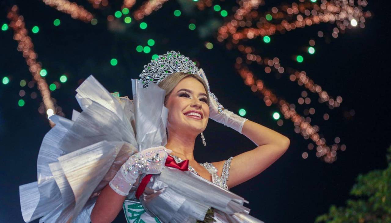 Con tradición y alegría, así se vivió la serenata y la coronación de la reina de Santa Cruz en el parque El Arenal 