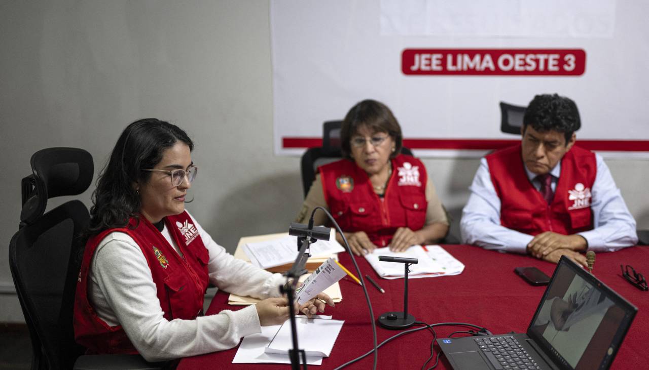 Keiko Fujimori mantiene leve ventaja en escrutinio presidencial en Perú