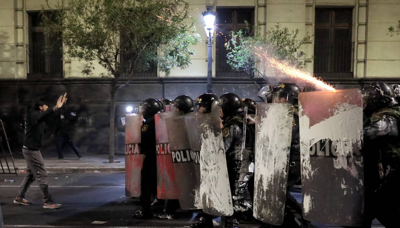 Gobierno peruano suspende a jefe policial de Lima tras violentas protestas