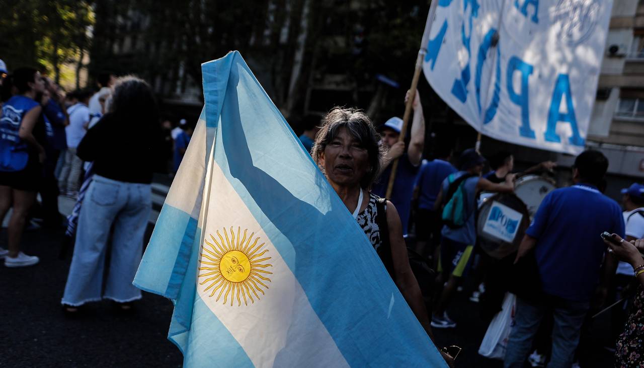 Nueva marcha de jubilados desafía al gobierno de Argentina
