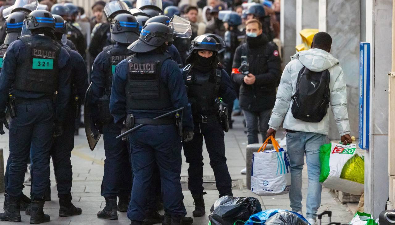 Nueve heridos leves y 46 detenidos en desalojo de migrantes de un centro cultural de París