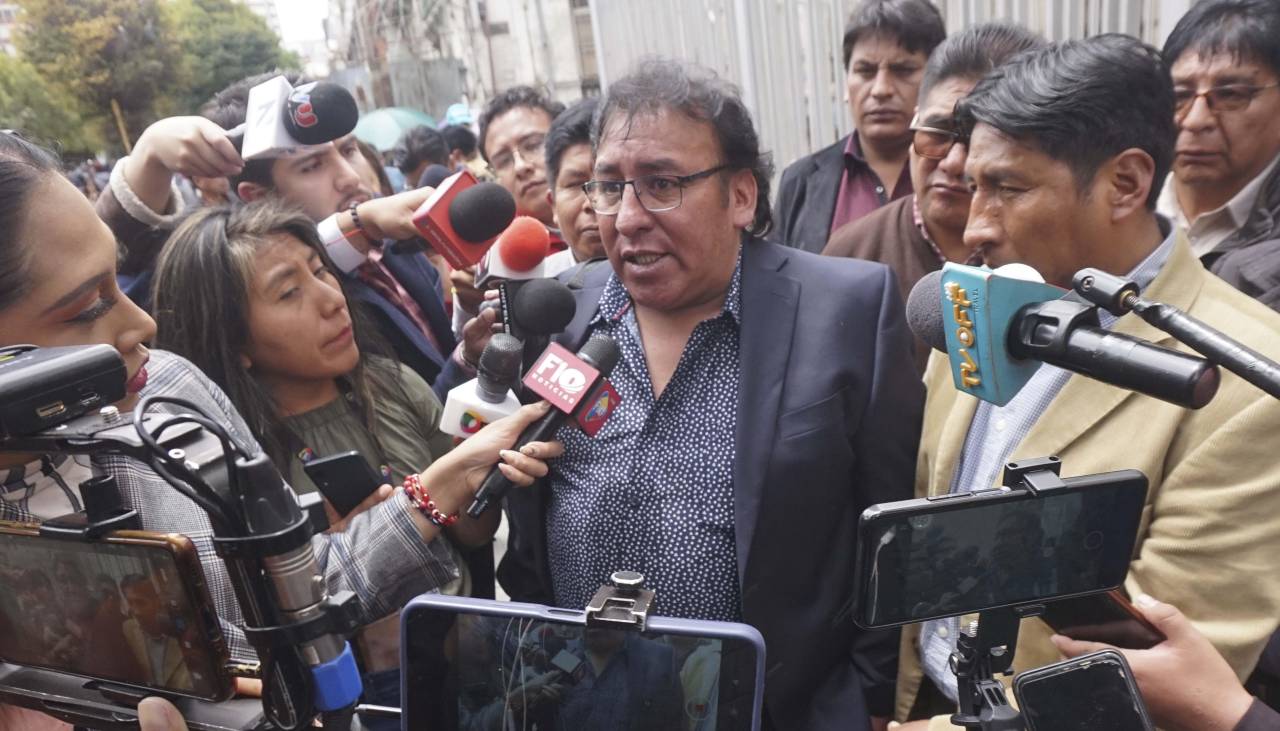 Dirigente del transporte de La Paz se suma a la denuncia de que la gasolina daña la pintura de los motorizados 