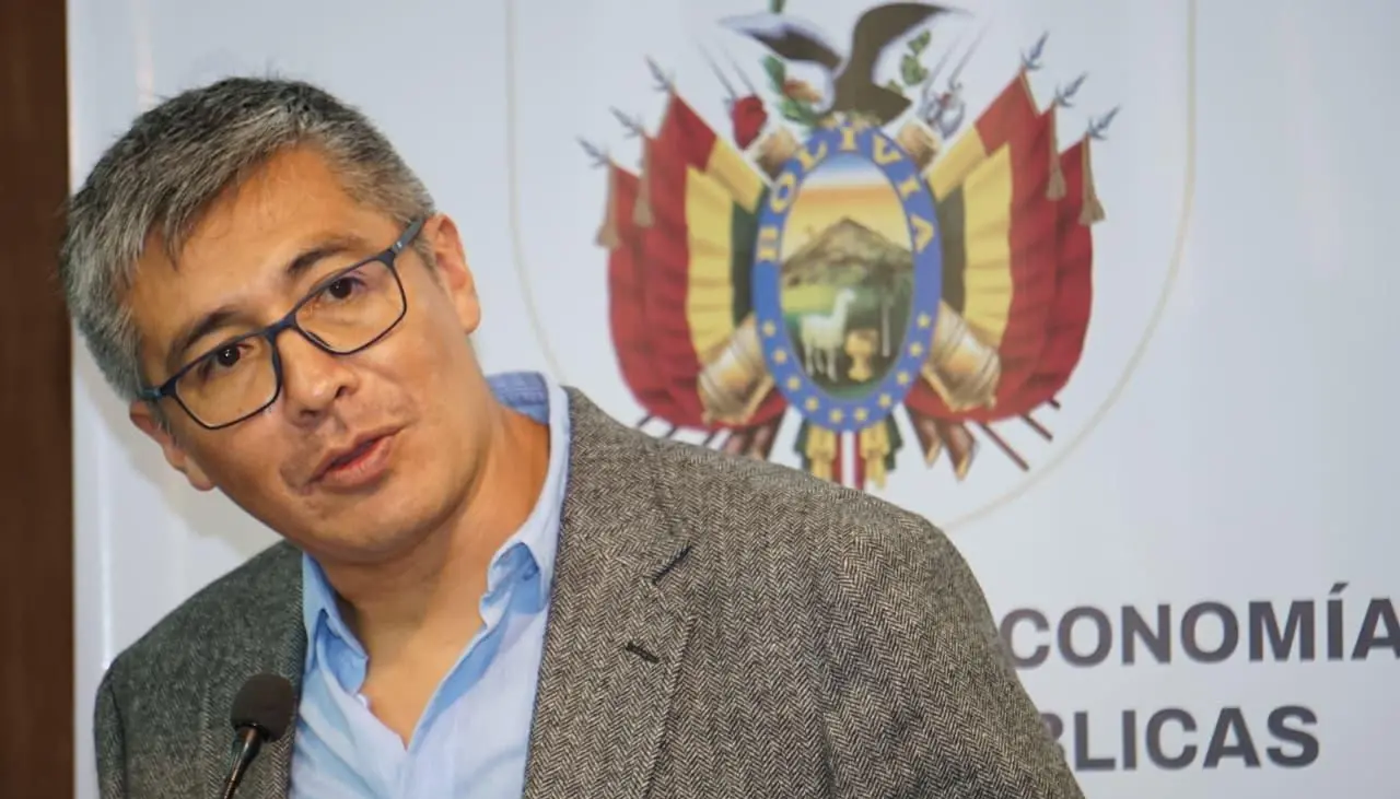 “Subir el pasaje al doble es un abuso”, señala el ministro Espinoza 