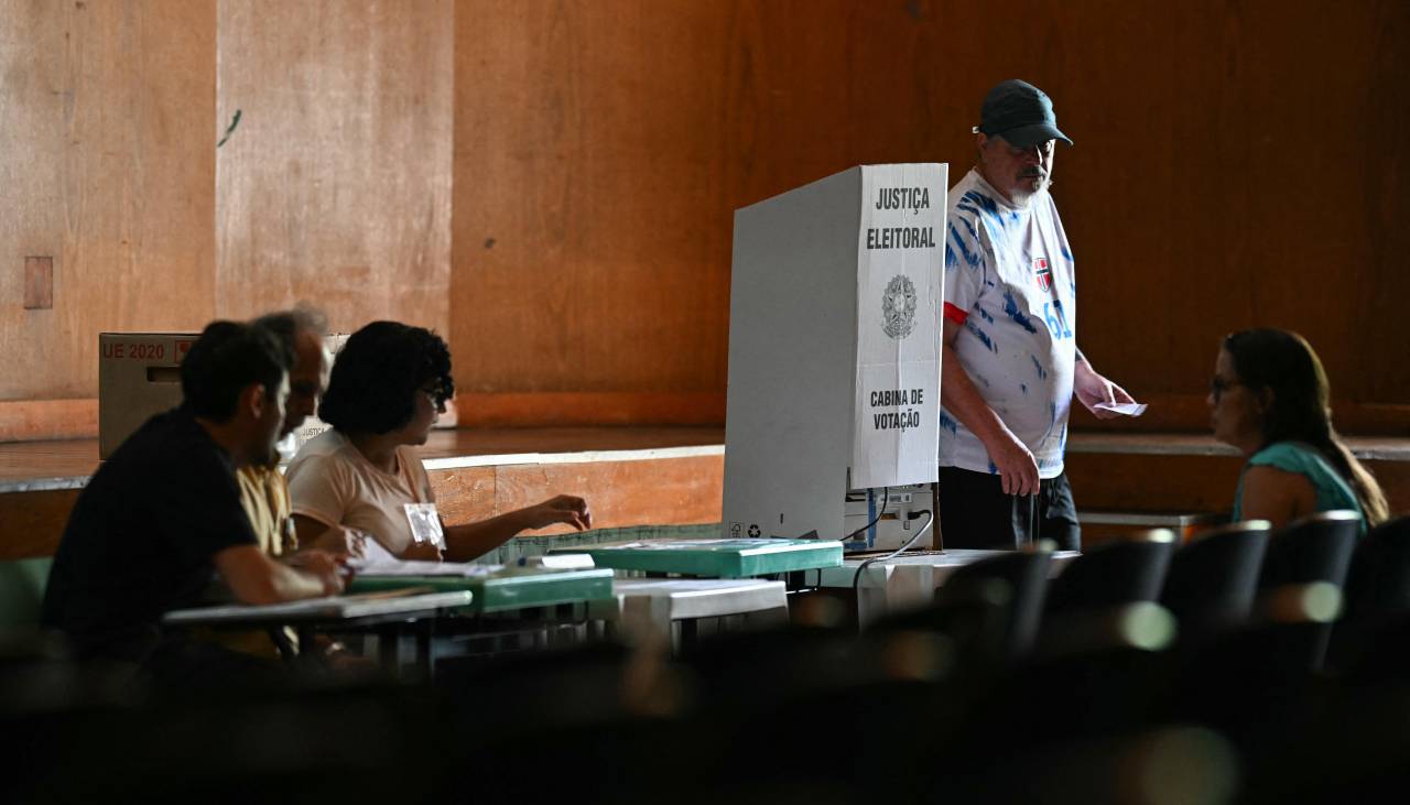 Elecciones en Brasil: Cierran las urnas y población se prepara para conocer los resultados