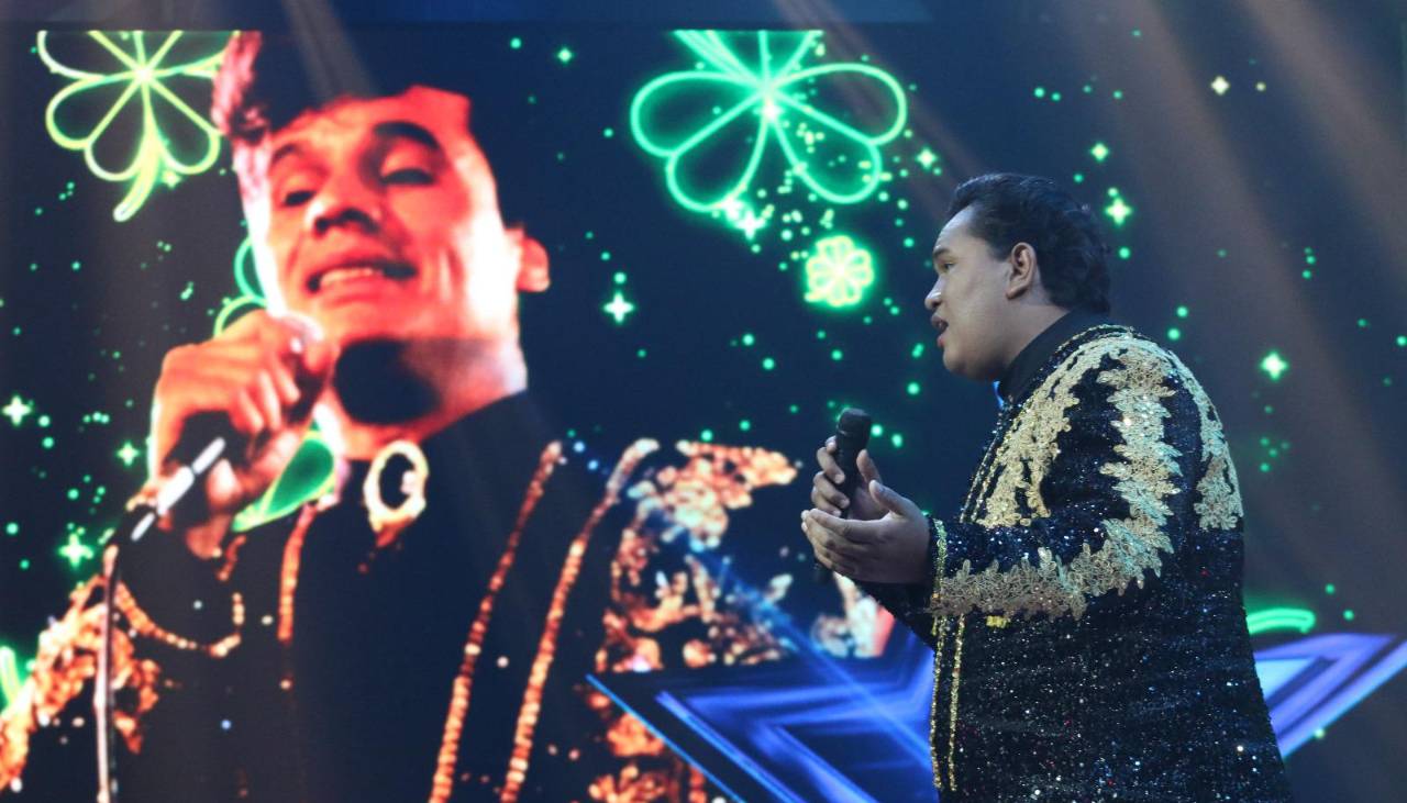 Juan Gabriel se robó la noche con su impecable interpretación