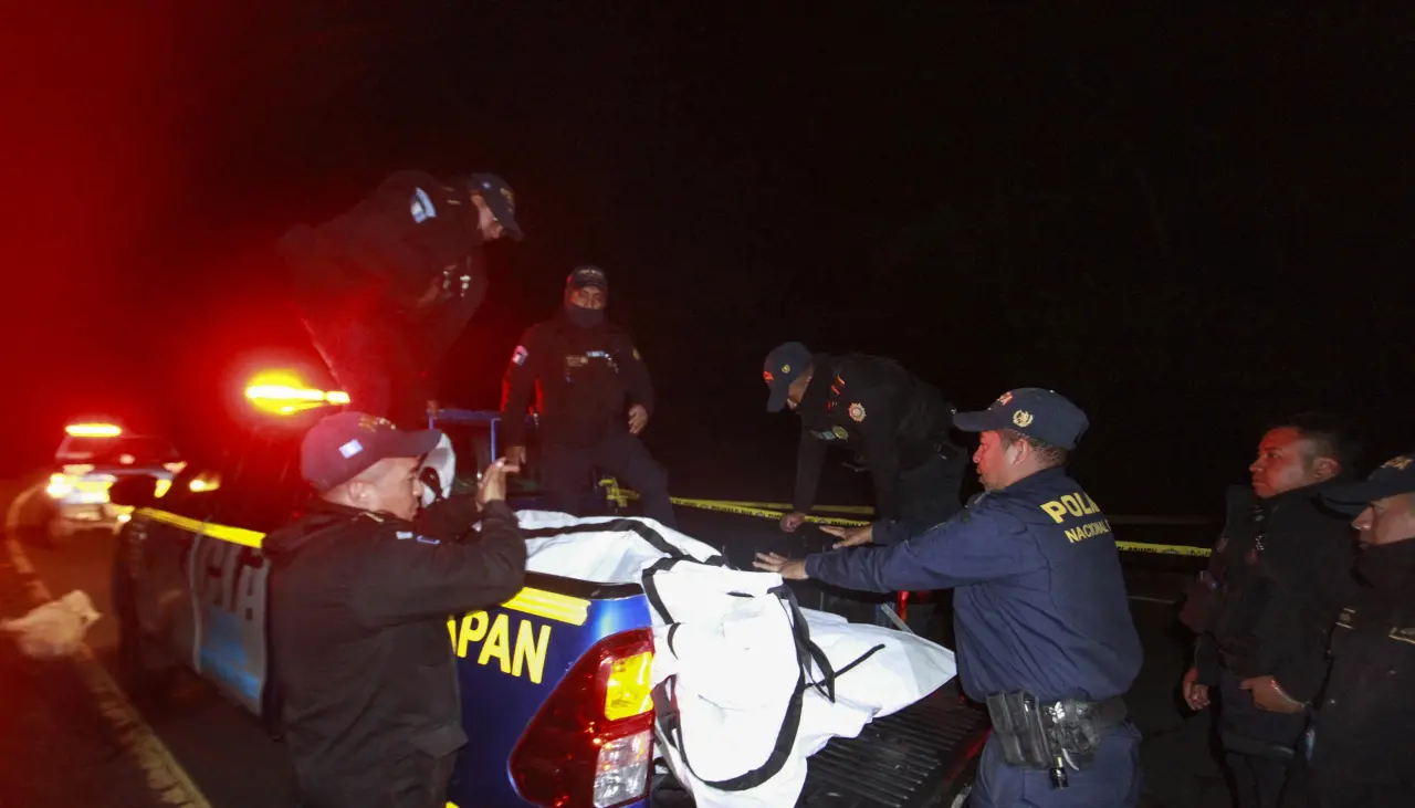 Al menos 15 muertos tras caer autobús en un barranco en Guatemala
