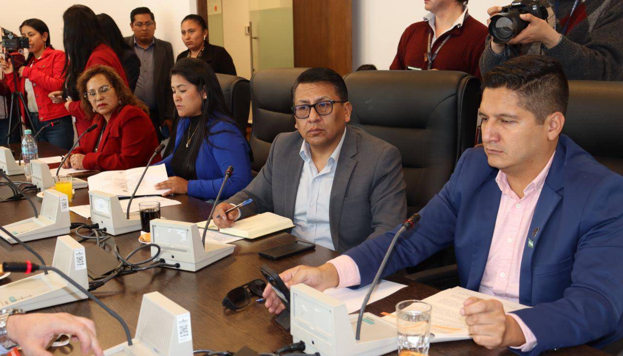 Comisión de Justicia Plural de Diputados aprueba proyecto de ley que extiende el arraigo de exautoridades a seis meses