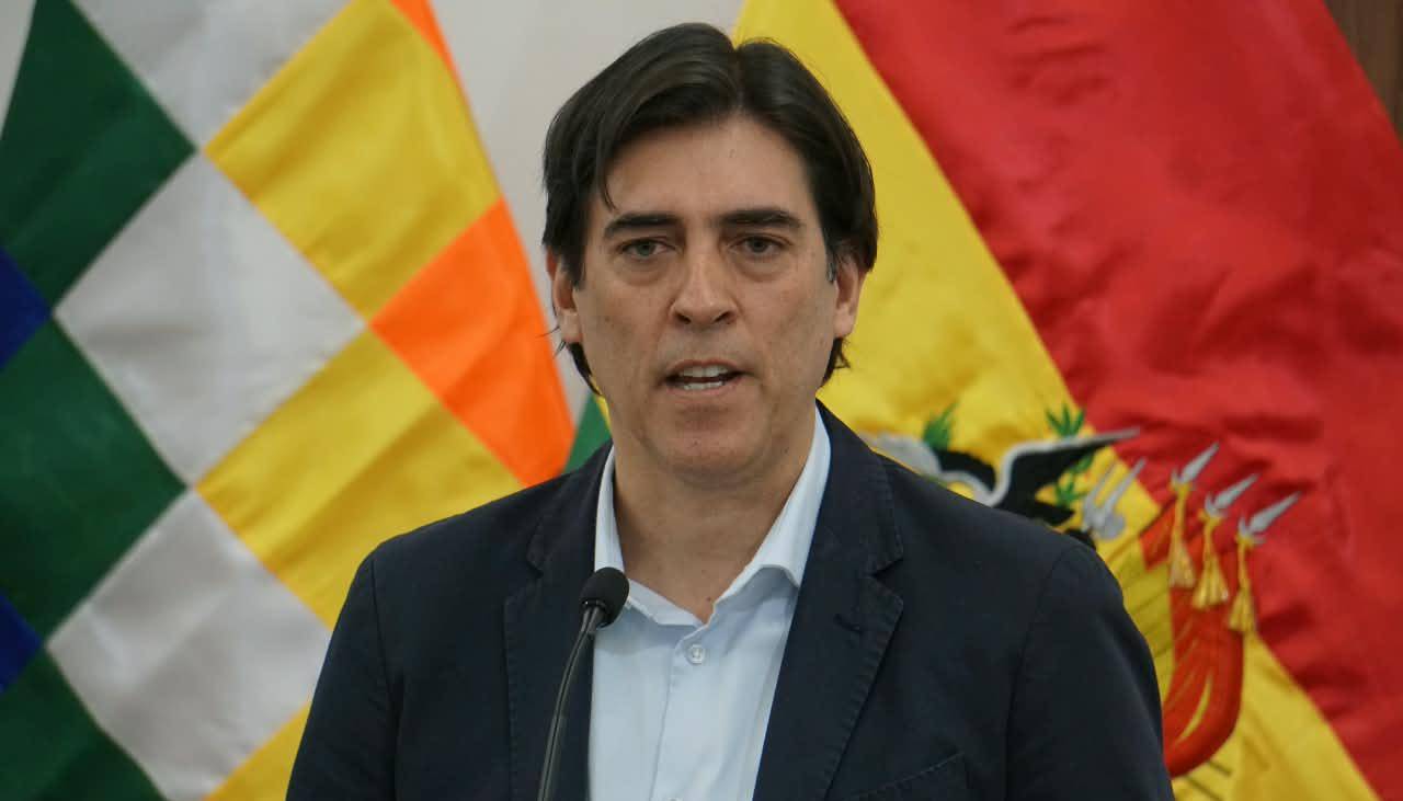 Ministro Zamora califica de “chacota” y “ciencia ficción” el audio que lo vincula a un supuesto operativo para capturar a Evo
