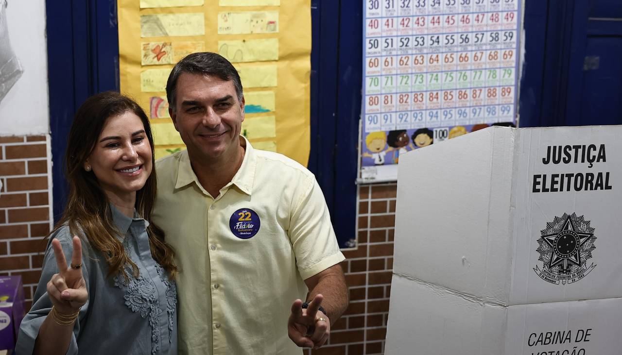 “Llegó la hora del cambio de verdad”, dice Flávio Bolsonaro al votar en Brasil