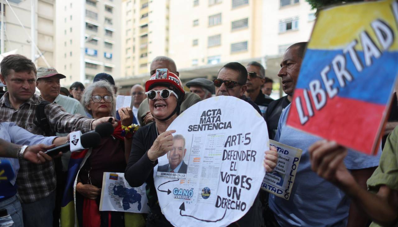 Miles de venezolanos se concentran en Madrid para pedir la investidura de Edmundo González