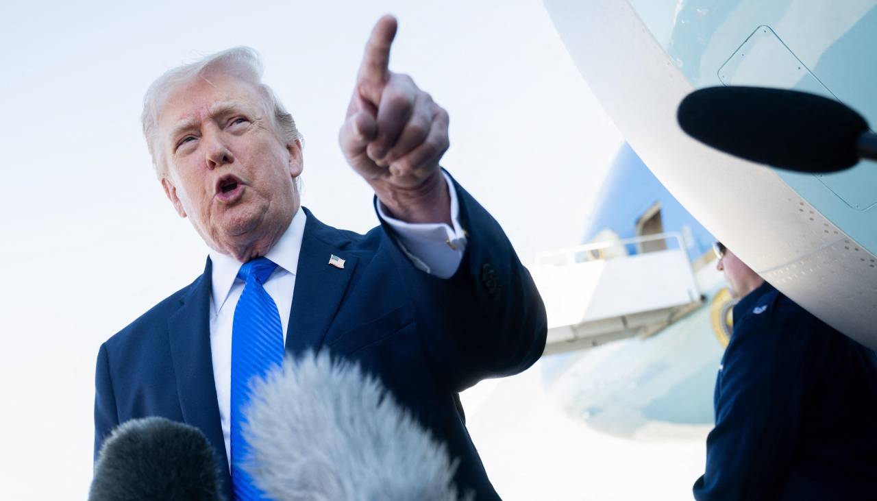 Trump dice que negocia con Irán y suspende ataques previstos