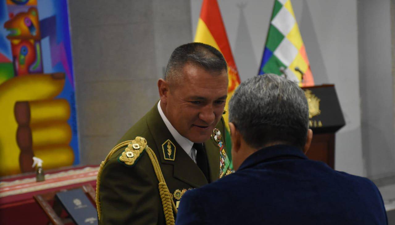 Luis Arce posesiona a Augusto Russo como nuevo comandante de la Policía Boliviana