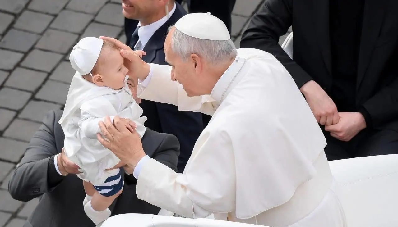 El Papa conmueve con un tierno gesto: bendice a un bebé vestido de “mini pontífice”