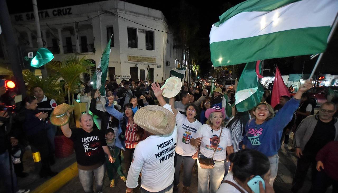 Hubo gritos, saltos y abrazos en la plaza 24 de Septiembre por la detención domiciliaria de Camacho
