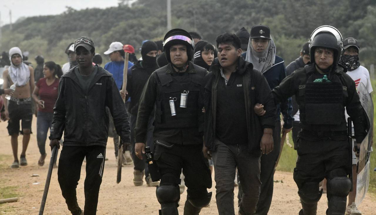 Operativo en San Julián deja cinco aprehendidos y la Policía no descarta nueva intervención